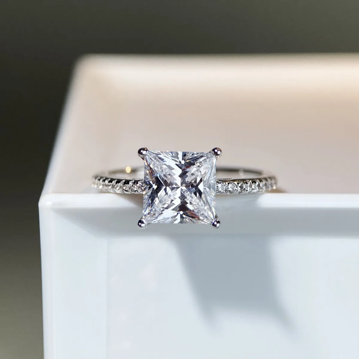 

Classic morganite ring princess style oval setting with D，color morganite gemstone