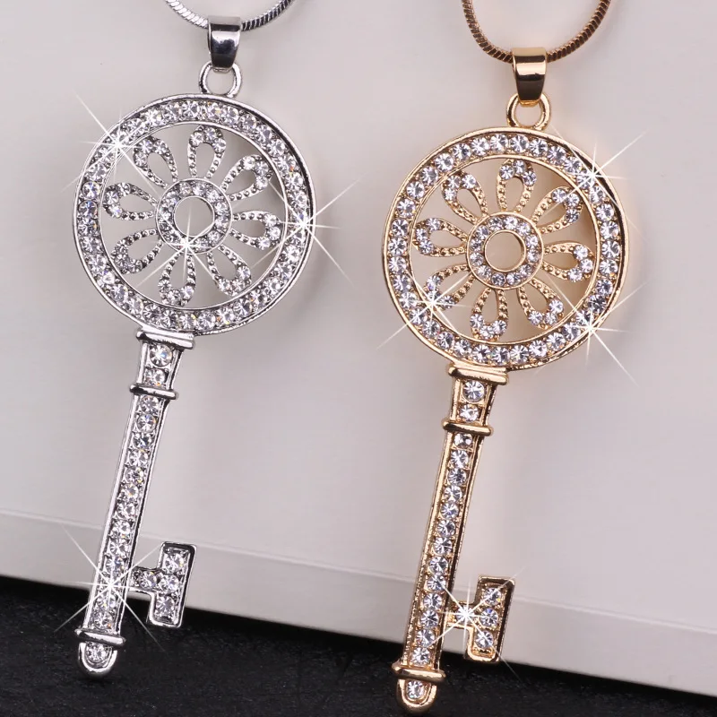 هذا قلادة مفاتيح كلاسيكية طويلة ومتعددة الاستخدامات مناسبة للنساء، مقترنة بمفتاح سري لعثور الحب