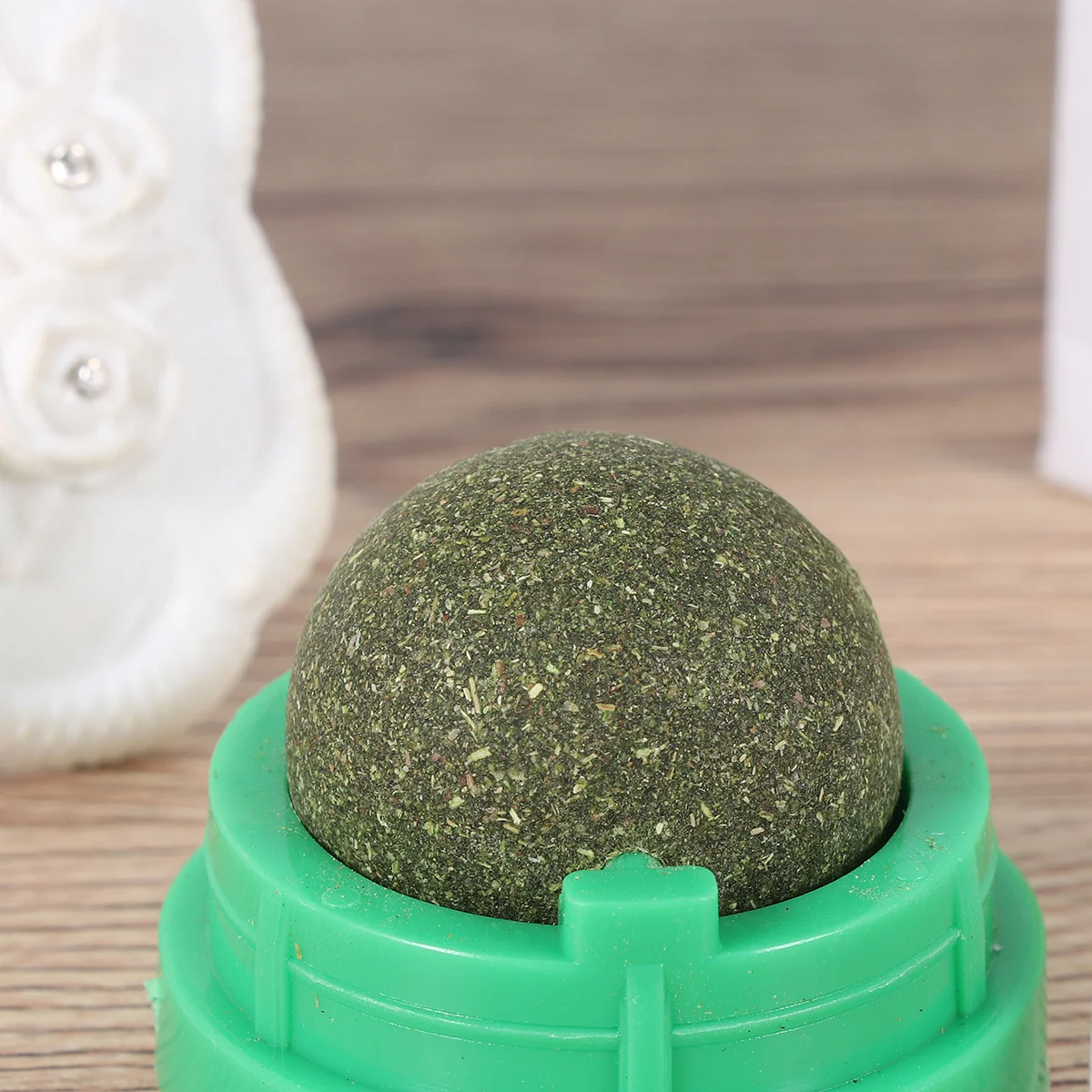 

2pcs Rotatable Cat Licking Mint Ball Natural Catnip Candy For Cats Digestive Vitamin C Supplement Treats Grind Teeth