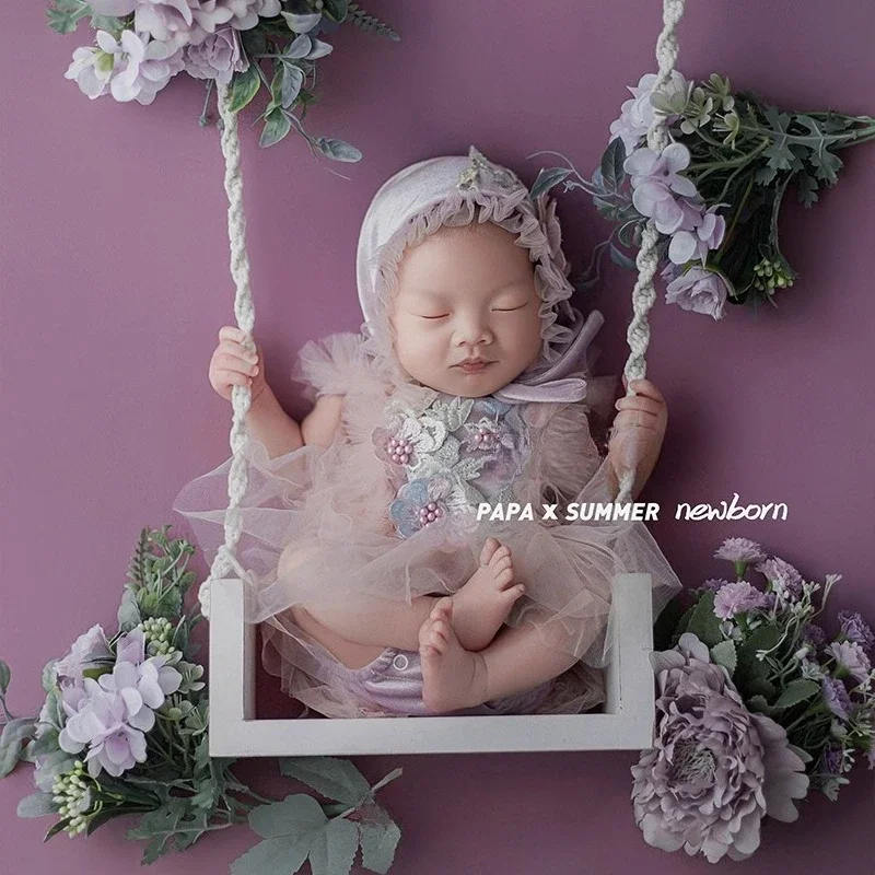 accesorios-para-fotografia-de-recien-nacidos-vestido-de-encaje-con-motivos-florales-sombrero-fondo-y-flores-artificiales-moradas-para-sesiones-de-fotos-en-estudio