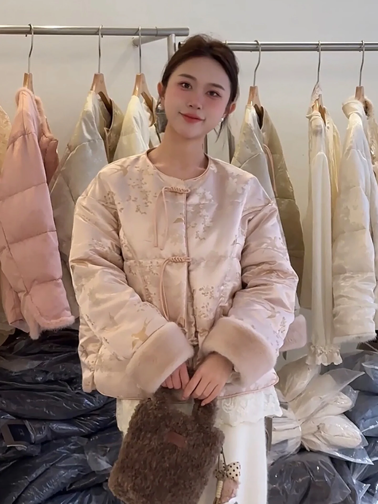 

Новая китайская женская пуховая куртка из атласа с цветочной вышивкой, ретро-стиль, модная, розовая, омолаживающая, на пуговицах, теплая верхняя одежда