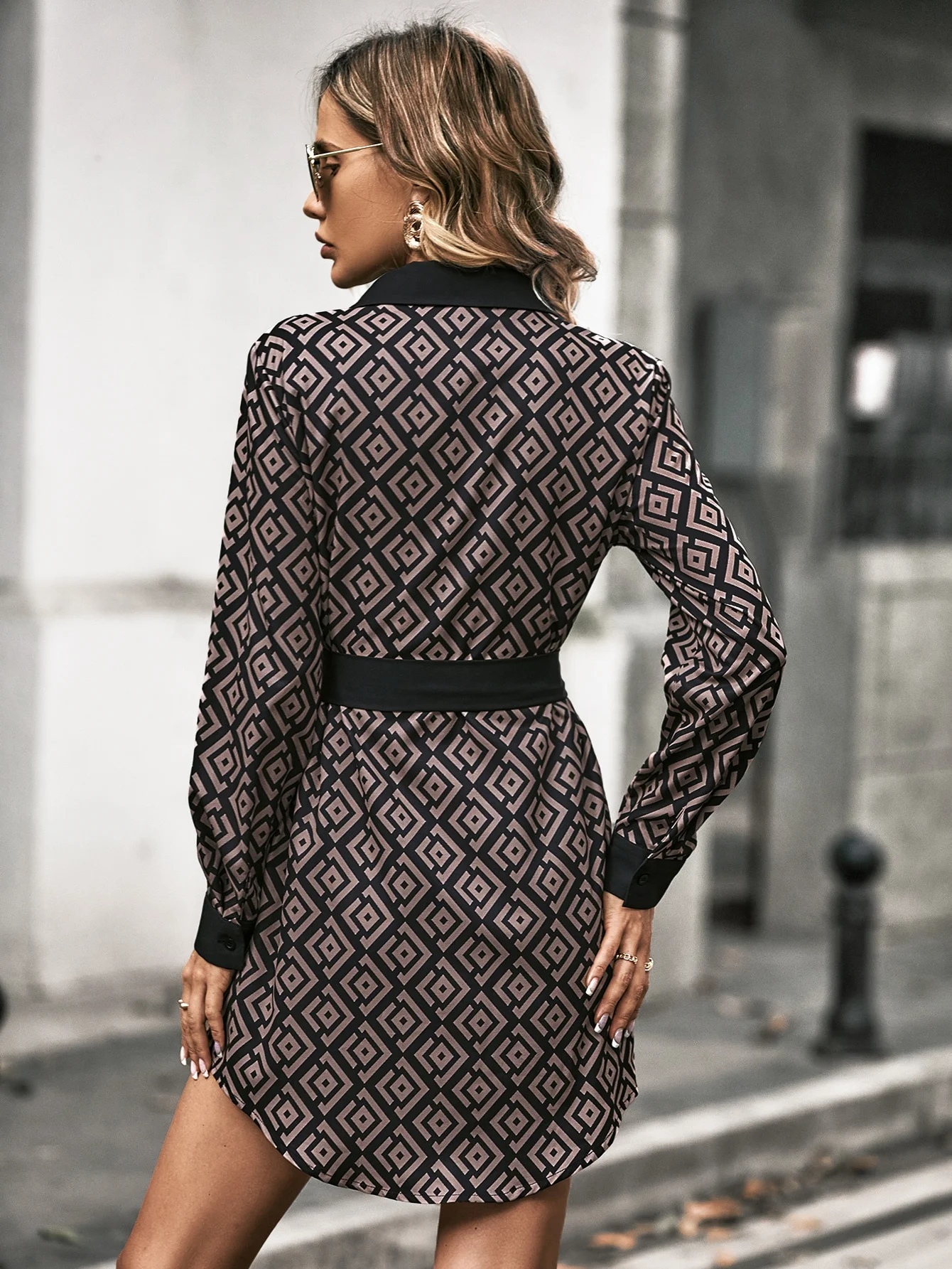 A new autumn fashion printed strappy waist-cinching button-decorated women's dress
