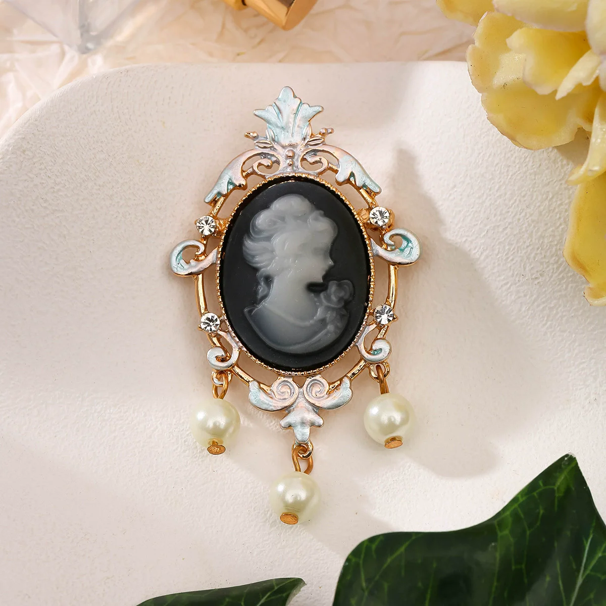 Retro Palace Style Medieval Beauty Head Brooch Exquisite Hollow Out Alloy Embossed Emblem Men's And Women's Clothing Accessories