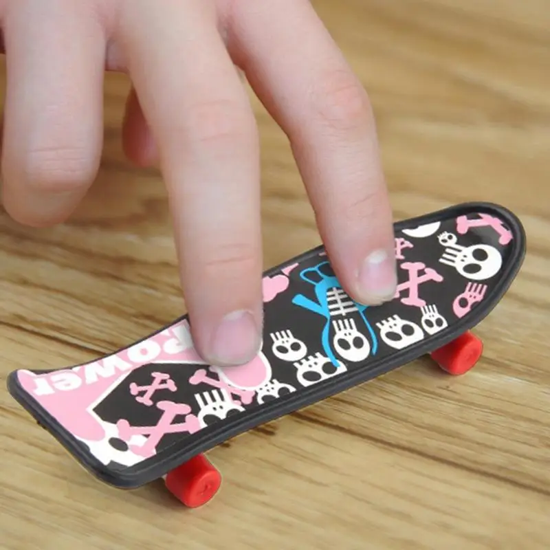 Mini Finger Skateboard piccoli giocattoli leggeri per pattinaggio a dito per bambini giocattoli portatili durevoli per le dita regali per bambini per il compleanno Holida