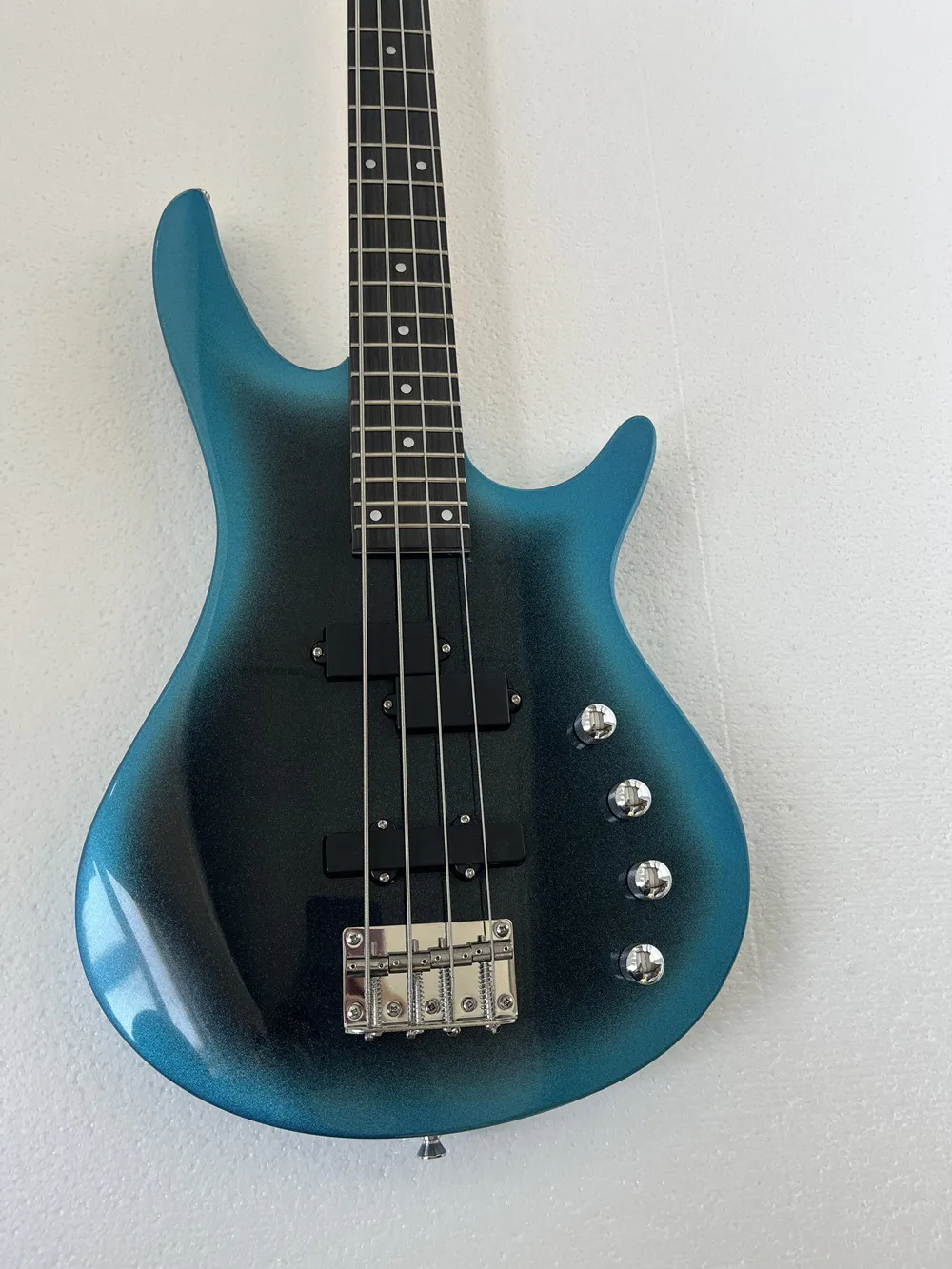 

4-струнная электрическая бас-гитара с накладкой из палисандра, хромированной фурнитурой, обеспечивающей индивидуальную услугу