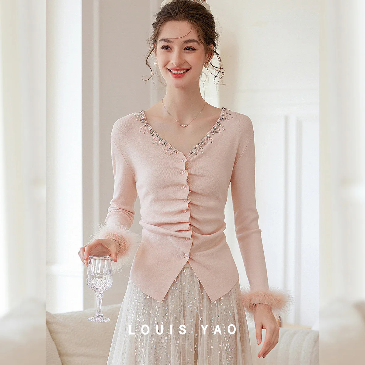 ルイ・ヤオ エレガントVネック レディースニットウェア 2025年秋ファッション ビーズ刺繍プリーツシェイプデザイン 毛足の長いカフス付きニットカーディガン
