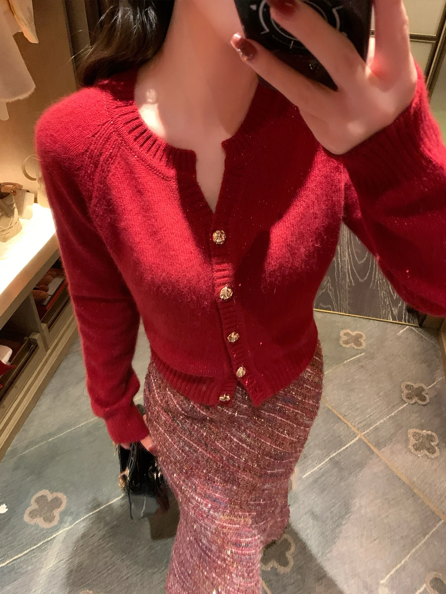 

Красный приталенный кардиган для женщин, новинка к Новому году, весна 2026, с эффектом утяжки на талии, длинный рукав, V-образный вырез, трикотаж, укороченная длина