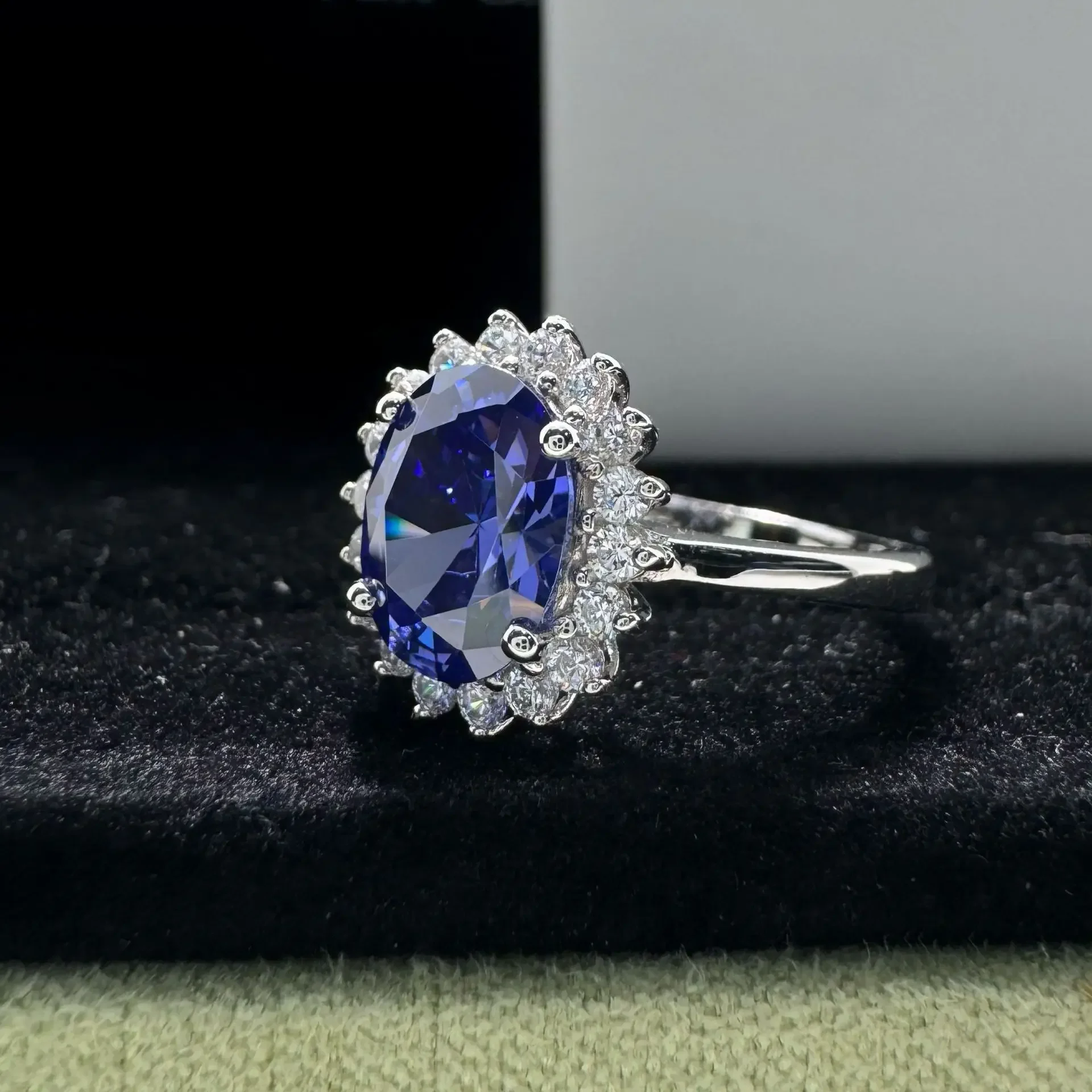 

Womens PT950 platinum ring sapphire 2 carat diamond ring European and American simple temperament AU750 platinum ring