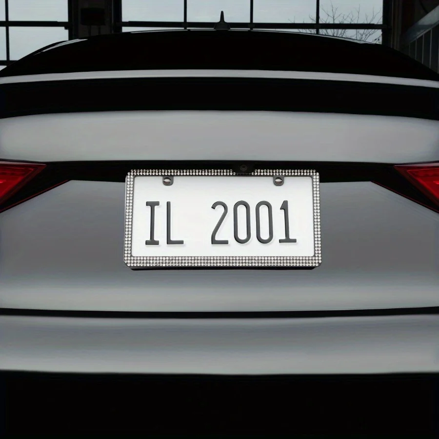 يضيف إطار لوحة ترخيص السيارة المعدنية اللامعة باللون الأسود مع أحجار الراين المرصعة بلمسة رائعة وملفتة للنظر