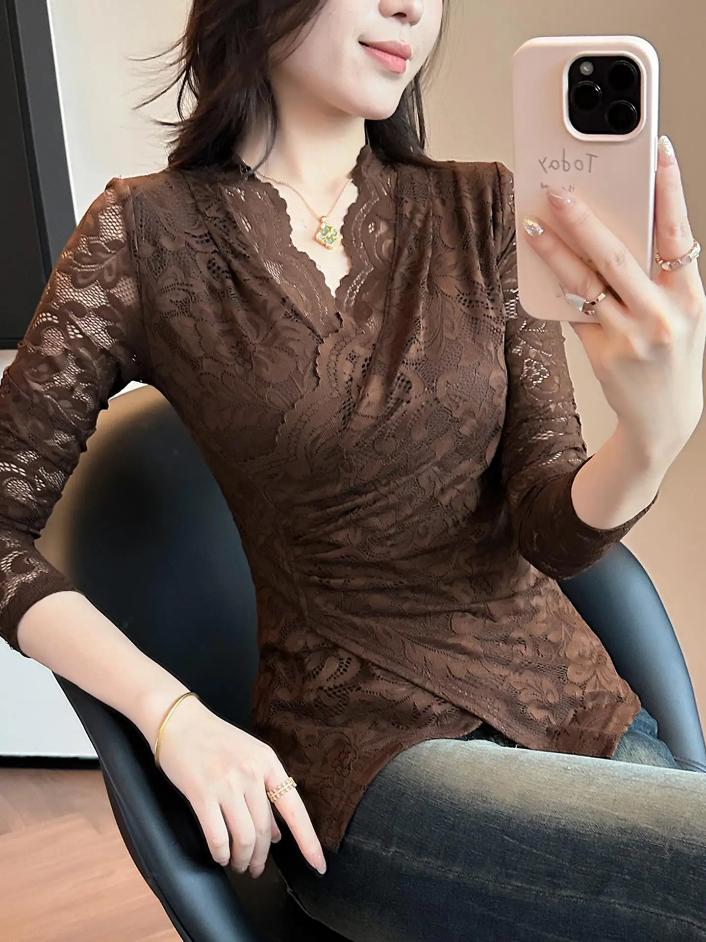 Camiseta Sexy de Renda com Decote em V Cruzado para Mulheres, Camiseta Longa de Outono e Inverno, Moda Irregular para Uso Interno