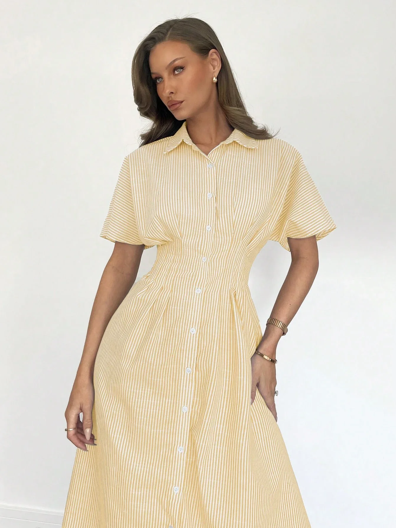 

Женское повседневное летнее платье-рубашка с желтыми полосками и пуговицами спереди