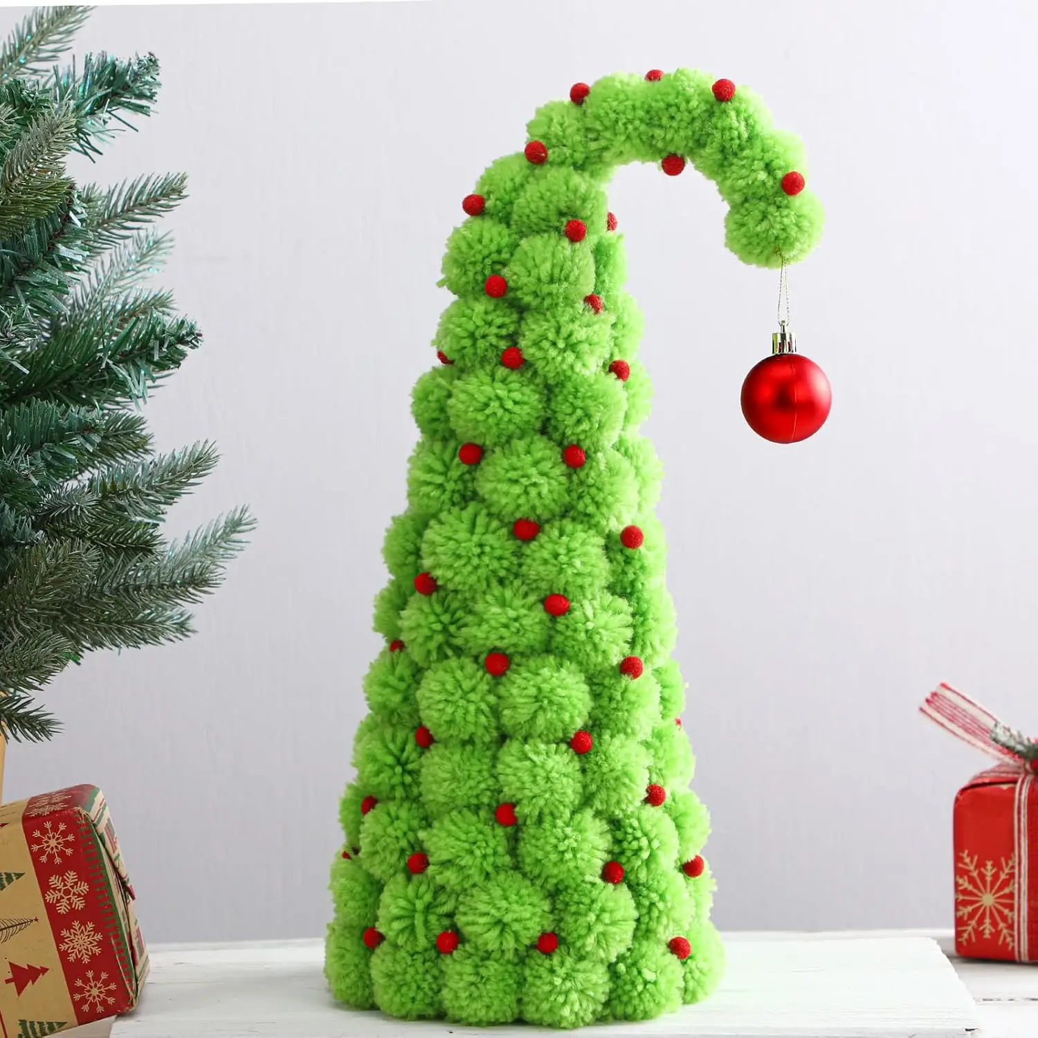

17,7-дюймовая лаймово-зеленая рождественская елка с красными шариками и помпонами, украшение столешницы