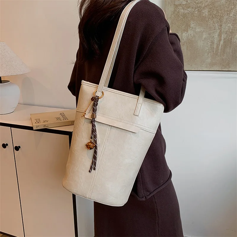 

Women Shoulder Bag, Large Capacity Handbag Bucket Bag with Bell Pendant for Casual Daily