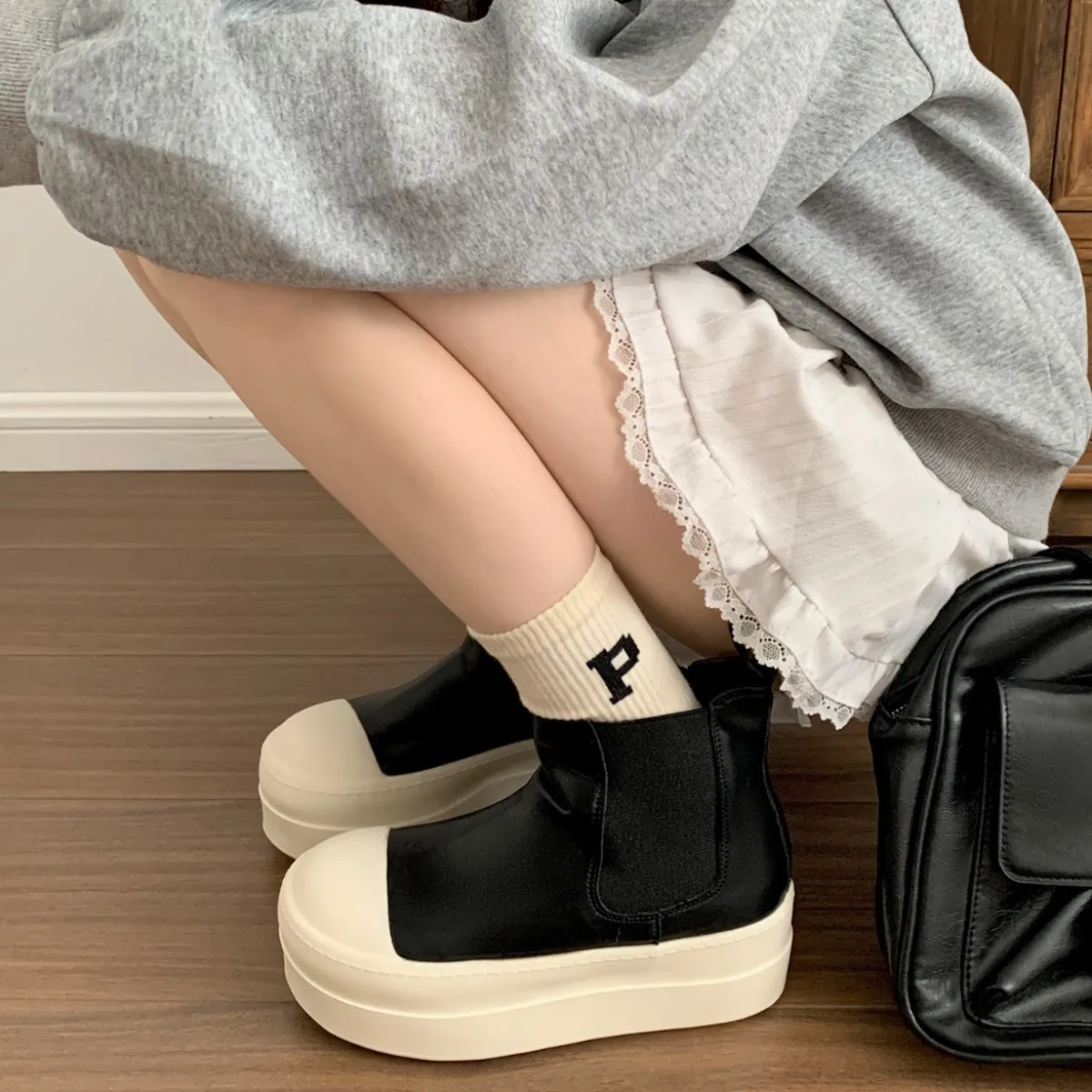 

Черные женские ботинки на платформе в стиле ретро, новинка 2025, летняя юбка, универсальные повседневные короткие ботинки, женская обувь