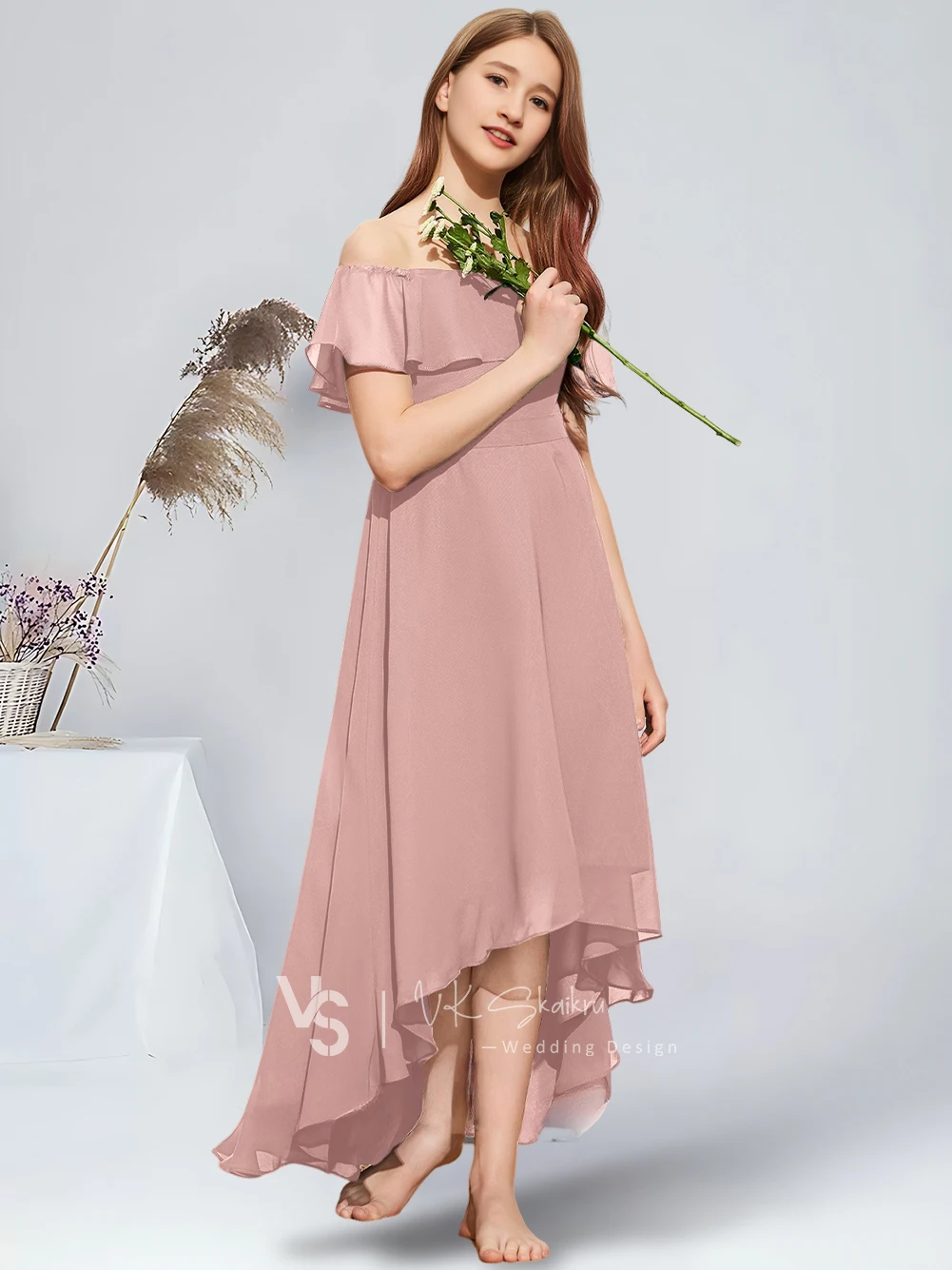 Schulterfreies, asymmetrisches Chiffon-Kleid für Junior-Brautjungfern in A-Linie mit kaskadierenden Rüschen. Schickes Blumenmädchenkleid für die Hochzeit