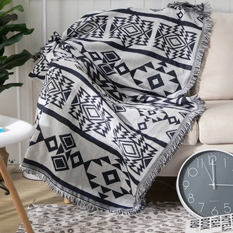 

Simplified European Black White Geometric Blanket Sofa Cushion All-season Universal Knitted Thread Throw Bedspread on The Bed