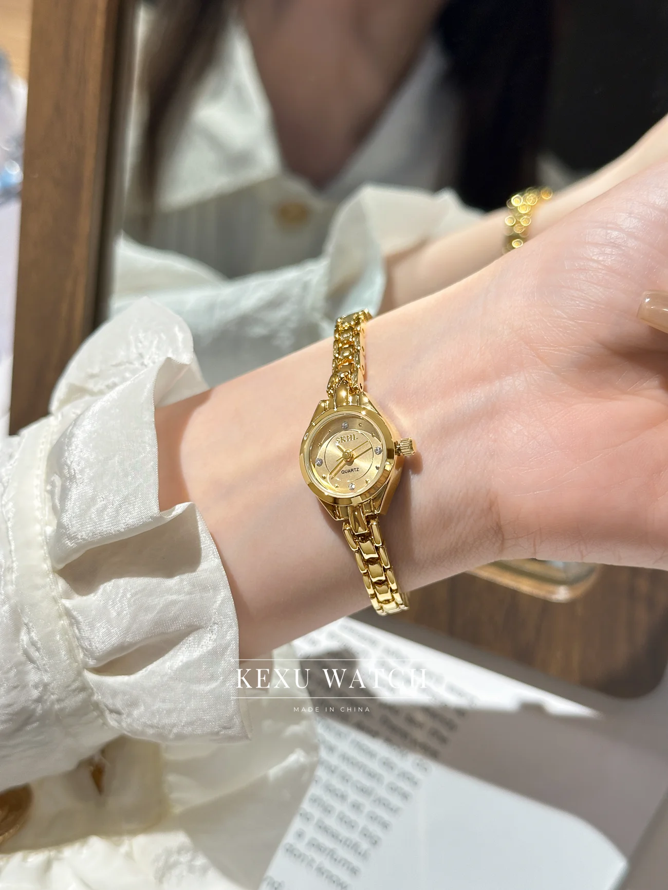 ساعة SKHL للنساء، ساعة نسائية أنيقة بسوار ذهبي، ساعات نسائية بيضاوية/وجه مستديرة أنيقة للبيع بالجملة، ساعة كوارتز عصرية