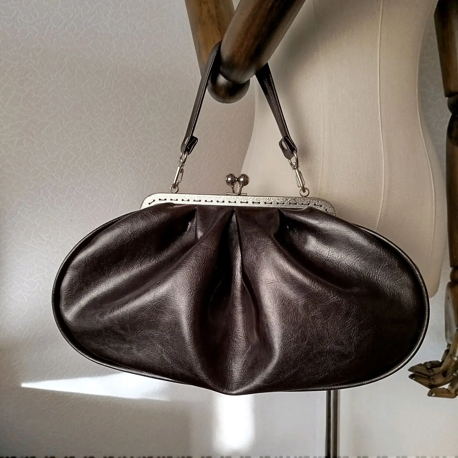LOST IN VINTAGE Artficial Leather Ball Bronze Sliver Frame Kiss-lock Dark Brown Large Purse Evening Clutch Puffy Bags 35x20x12cm view 4