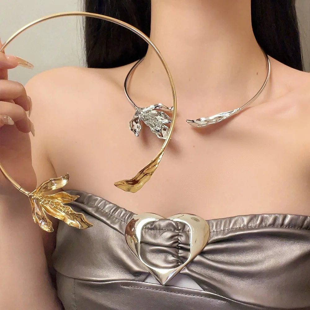 Exquisite Irregular Maple Leaf Choker Necklace 3D Girl Charm Open Collar Necklace Elegant Simple Exaggerated Choker for Women