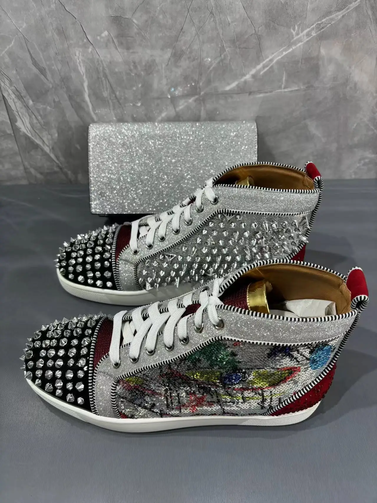 

Пара высоких туфель на плоской подошве с круглым носком и заклепками, декоративная мужская и женская повседневная спортивная обувь, соответствующая сумку одного цвета