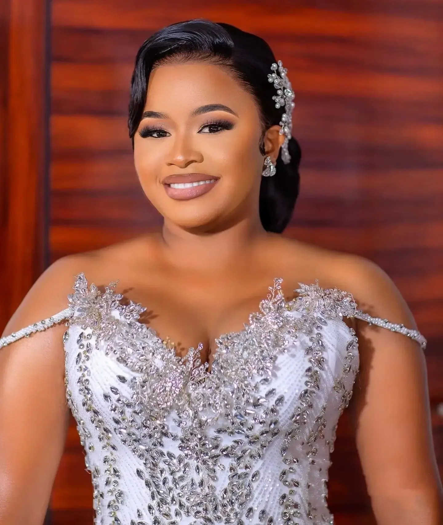 Maßgeschneiderte Brautkleider mit Kristallen, schulterfrei, Meerjungfrau-Brautkleider, ärmellos, maßgeschneidertes Prinzessin-Brautkleid mit Sweep-Zug