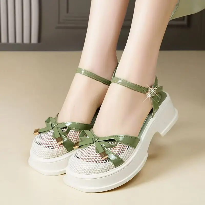 

Новые женские летние сандалии Baotou в сетку, современные сандалии на толстой подошве с нескользящей открытой танкеткой и бантом, легкие сандалии с пряжкой и ремешком