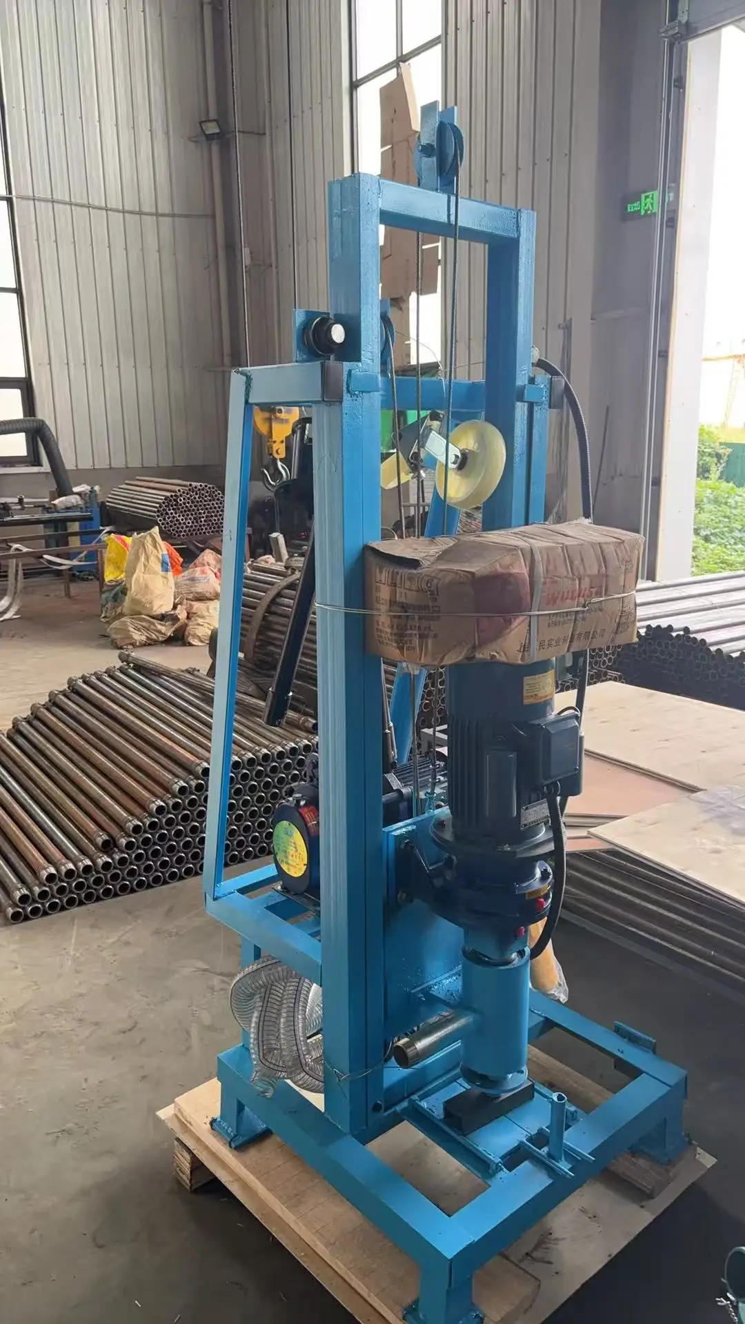 

Индивидуальная электрическая гидравлическая небольшая буровая установка для водяных скважин с максимальной глубиной 150 метров.