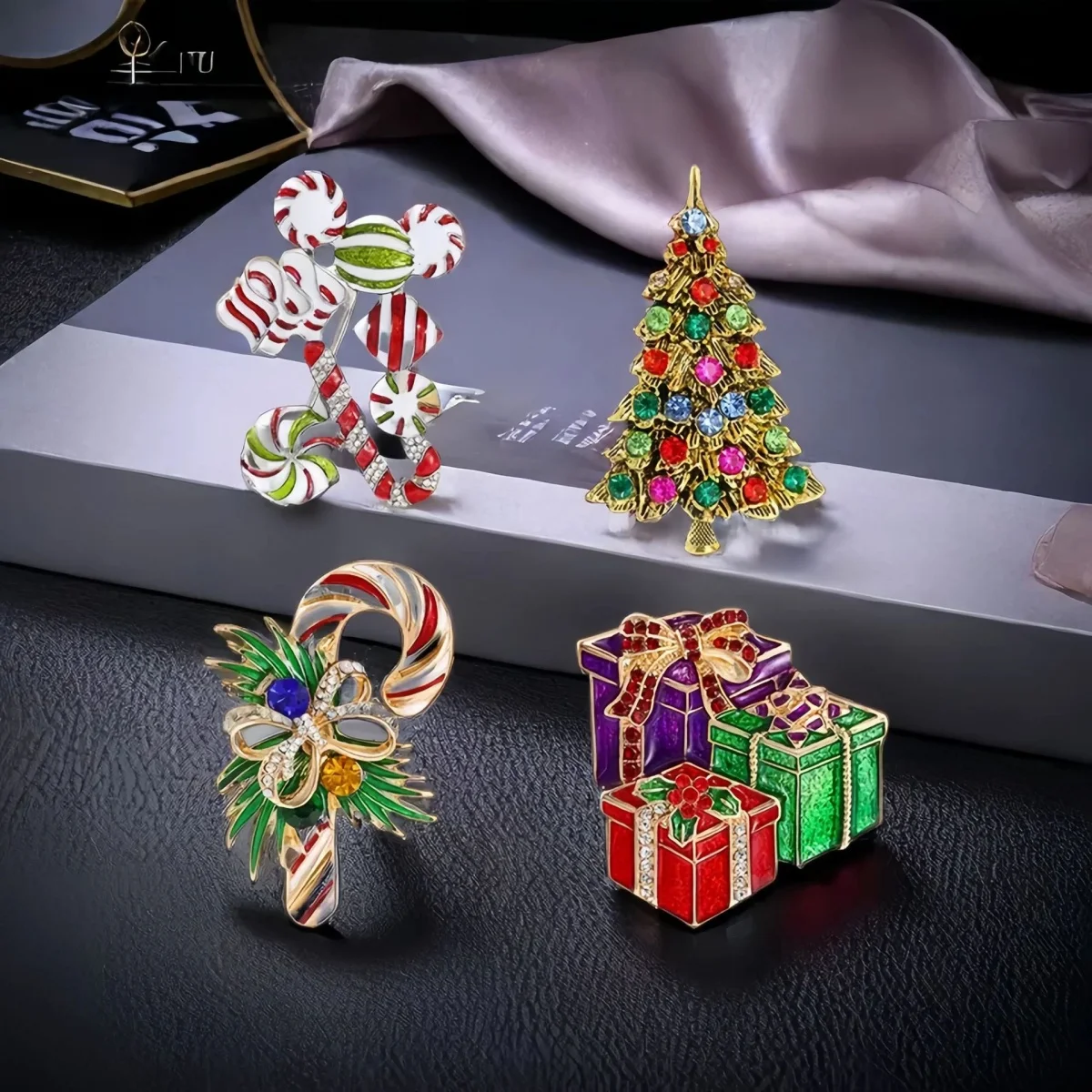Weihnachts-Brosche mit Strass-Schleife und Zuckerstangen-Motiv für Damen und Herren, Emaille-Weihnachtsbaum, Gehstock, Geschenkbox-Brosche, Weihnachtsgeschenk, Schmuck – Detail 4