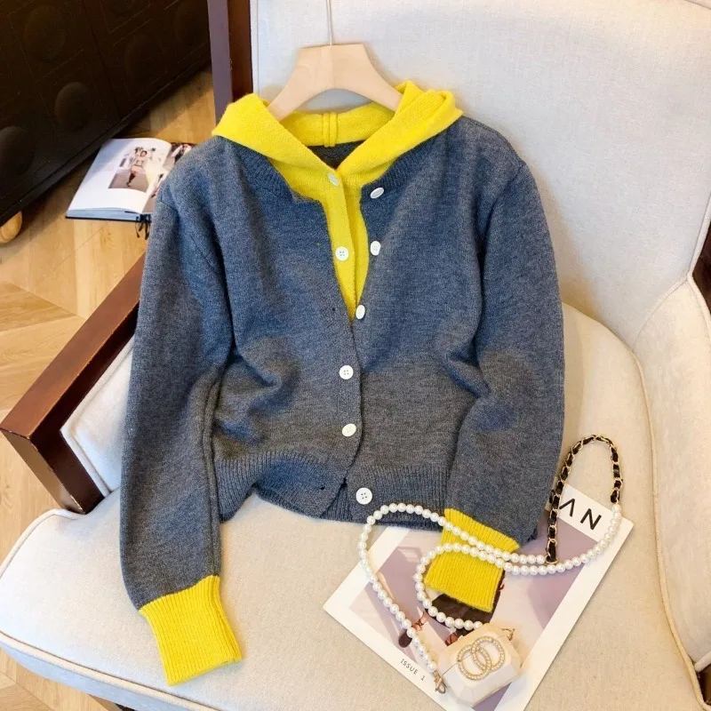 

2025 Autumn and Winter Fashion New Women's Street Hoodie Color Blocked Fake Two Piece Cashmere Single Breasted Sweater