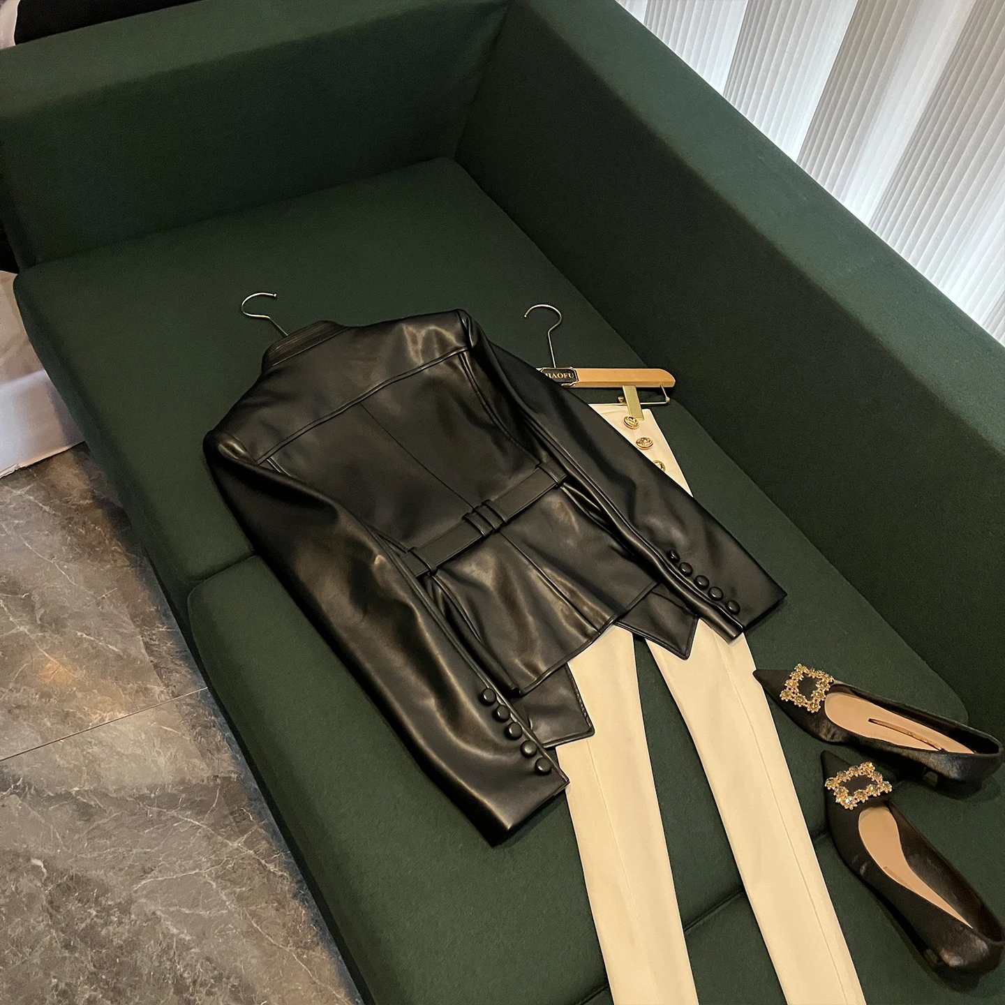 Cappotto Jaet in pelle slim fit con cintura Faionable Inizio inverno Nuovo Sle PU Pelle lunga Sve Colletto di lunghezza regolare AK25