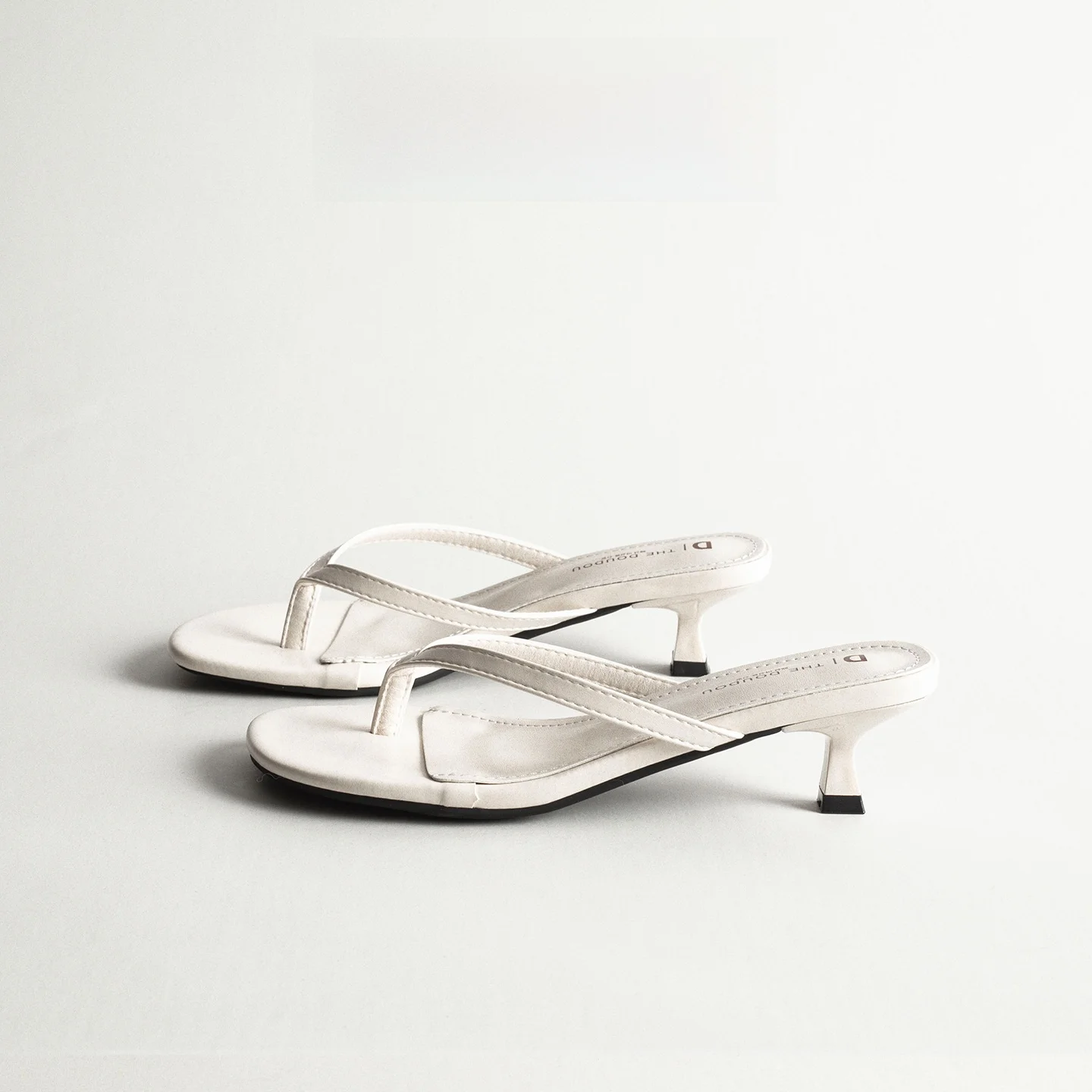 

Leather Thong Slippers Women's Summer Outdoor Wear Thin Heel Vintage Casual Match Skirts Versatile Sandals Casual Thong Slippers