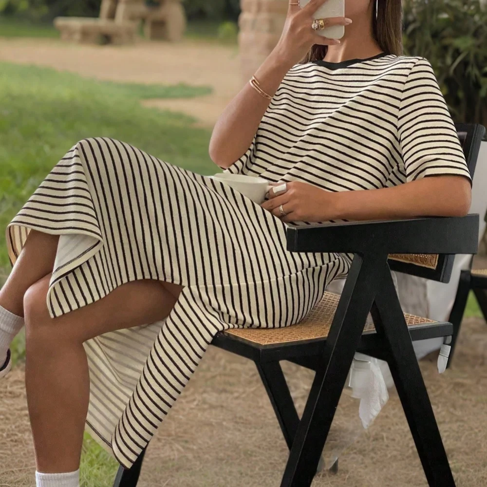 JHJN 2025 夏脂肪 Mm 女性の大きいルーズ Tシャツスカートデザインセンスクールでかわいい黒と白のストライプのドレスの女性