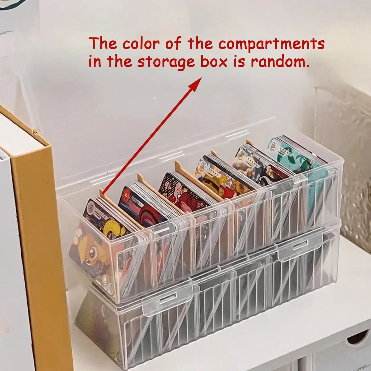 Eine PET-Kunststoff-Aufbewahrungsbox mit 6 Fächern, Trennwänden und Klappdeckel, geeignet zum Ordnen von Visitenkarten. – Detail 1