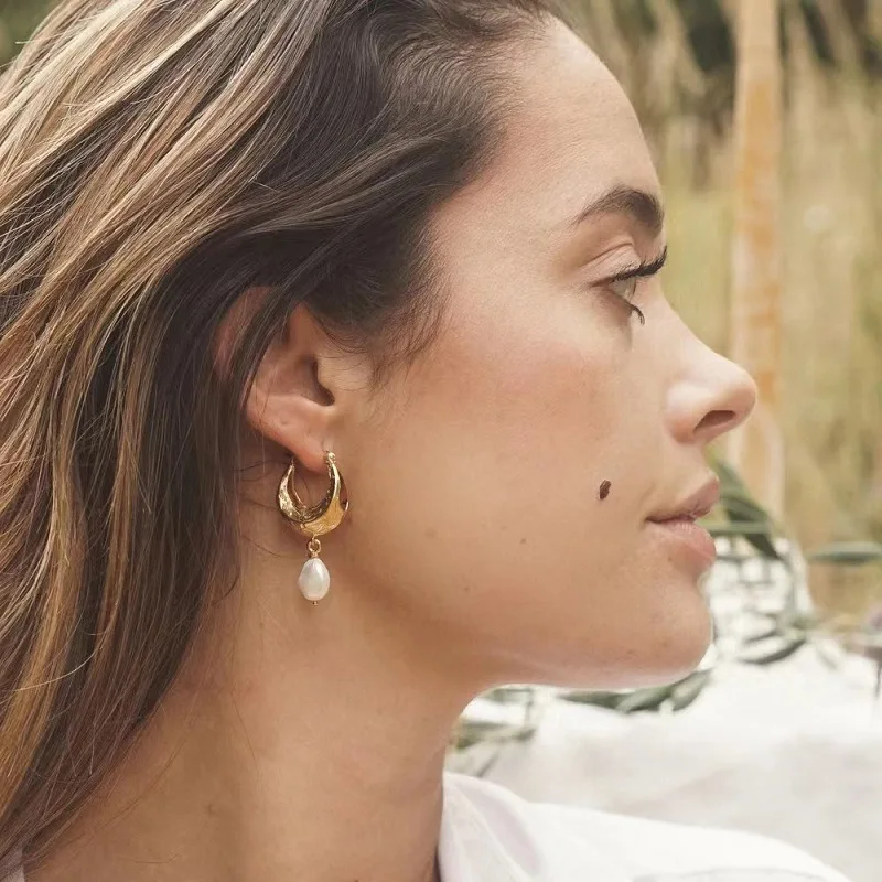 

Niche Designer Natural Baroque Pearl Ear Drop Dangle Buckle Fashion Trendy Texture Pattern Huggie Earrings Anti-rust Ins Jewelry