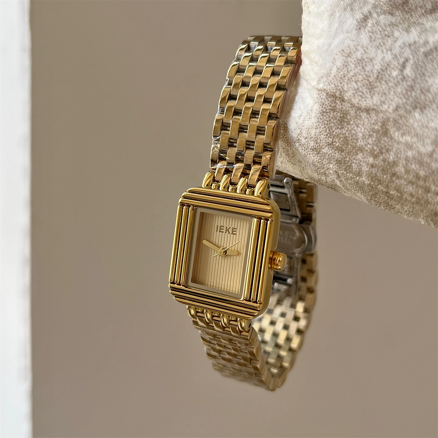 Vintage striped exquisite women's watch, elegant and simple, high-value retro small gold watch, a high-end selection of watches.