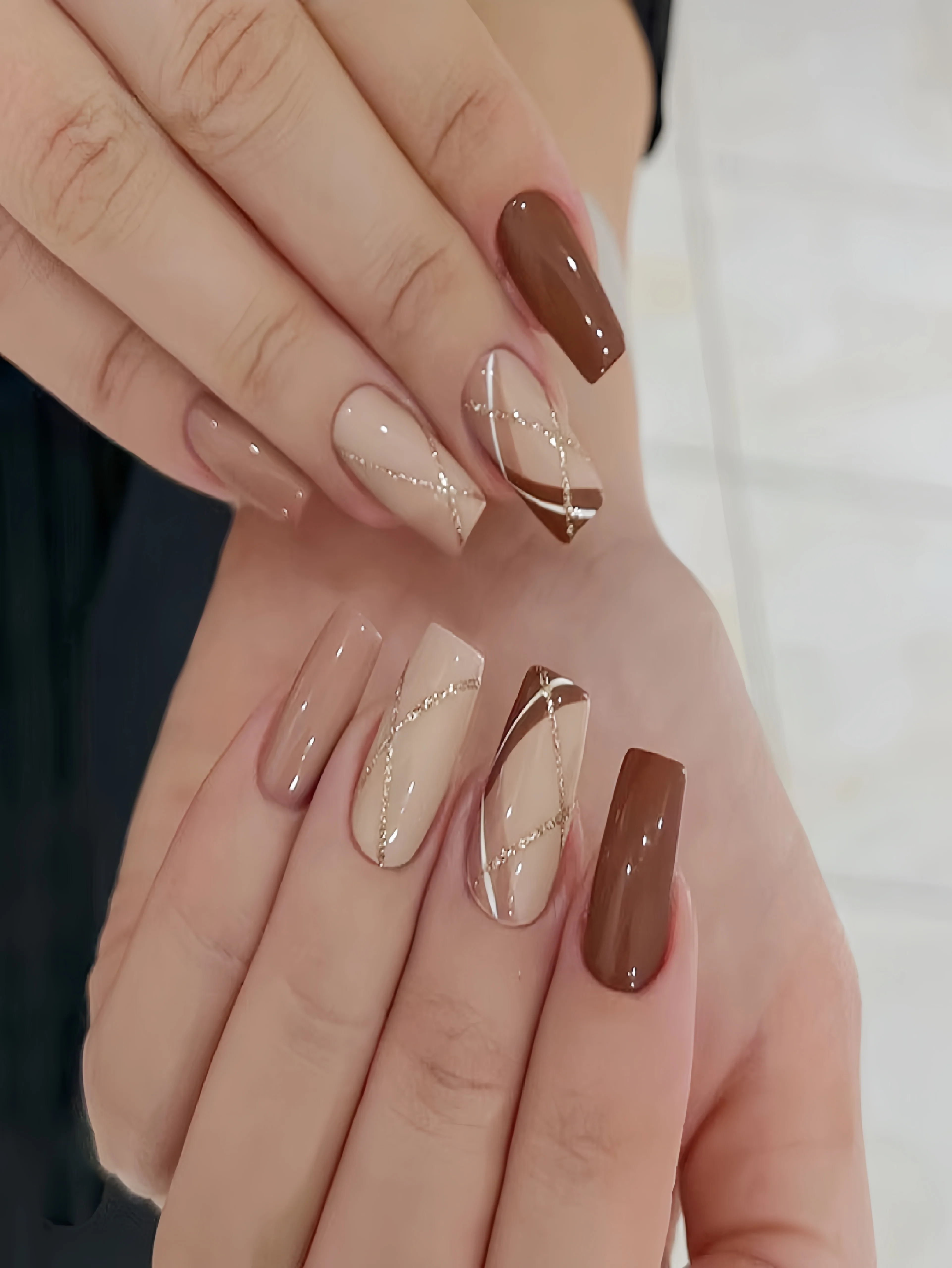 

A full set of 24 medium coffin-shaped fake nails with a peachy gradient design, including 1 jelly glue and 1 nail file, perfect