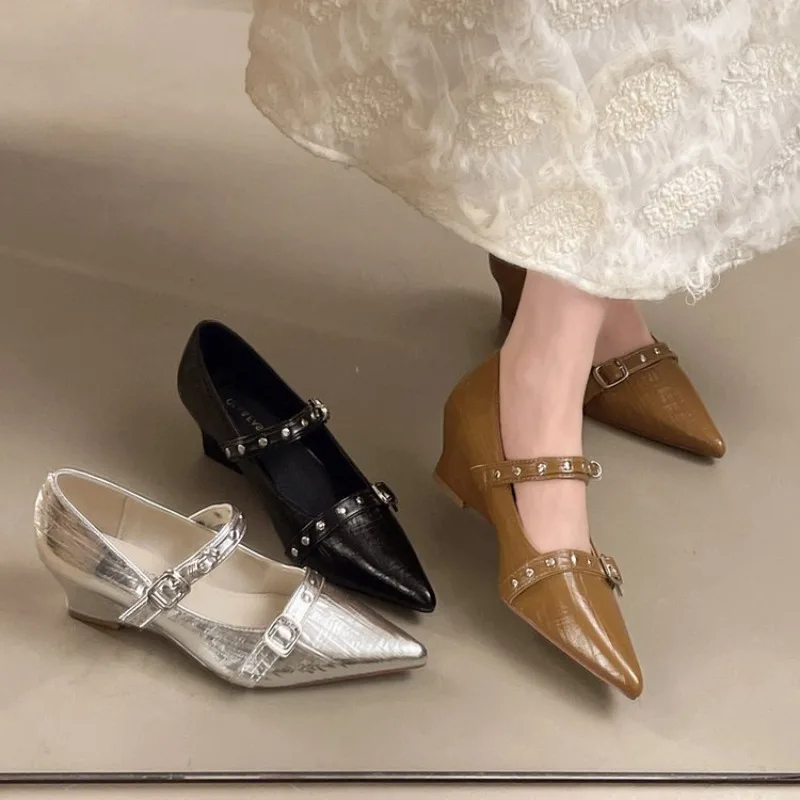 2026 Sommer Französische Vintage Vielseitige Lackleder Mary Jane Schuhe mit Nieten und spitzer Zehenpartie