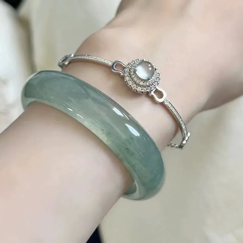 bracelet with floral patterns  high-quality ice jadeite in oil green color