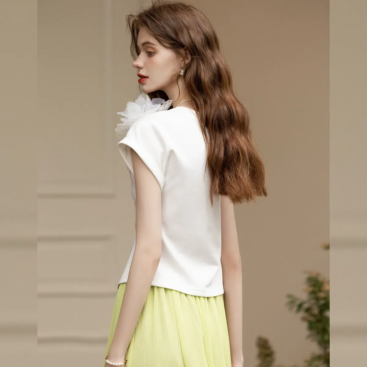 LOUIS YAO New Elegant V-neck Tees 2025 Summer New Slim Tops Three-dimensional Flowers Short-sleeved Women's T-shirt