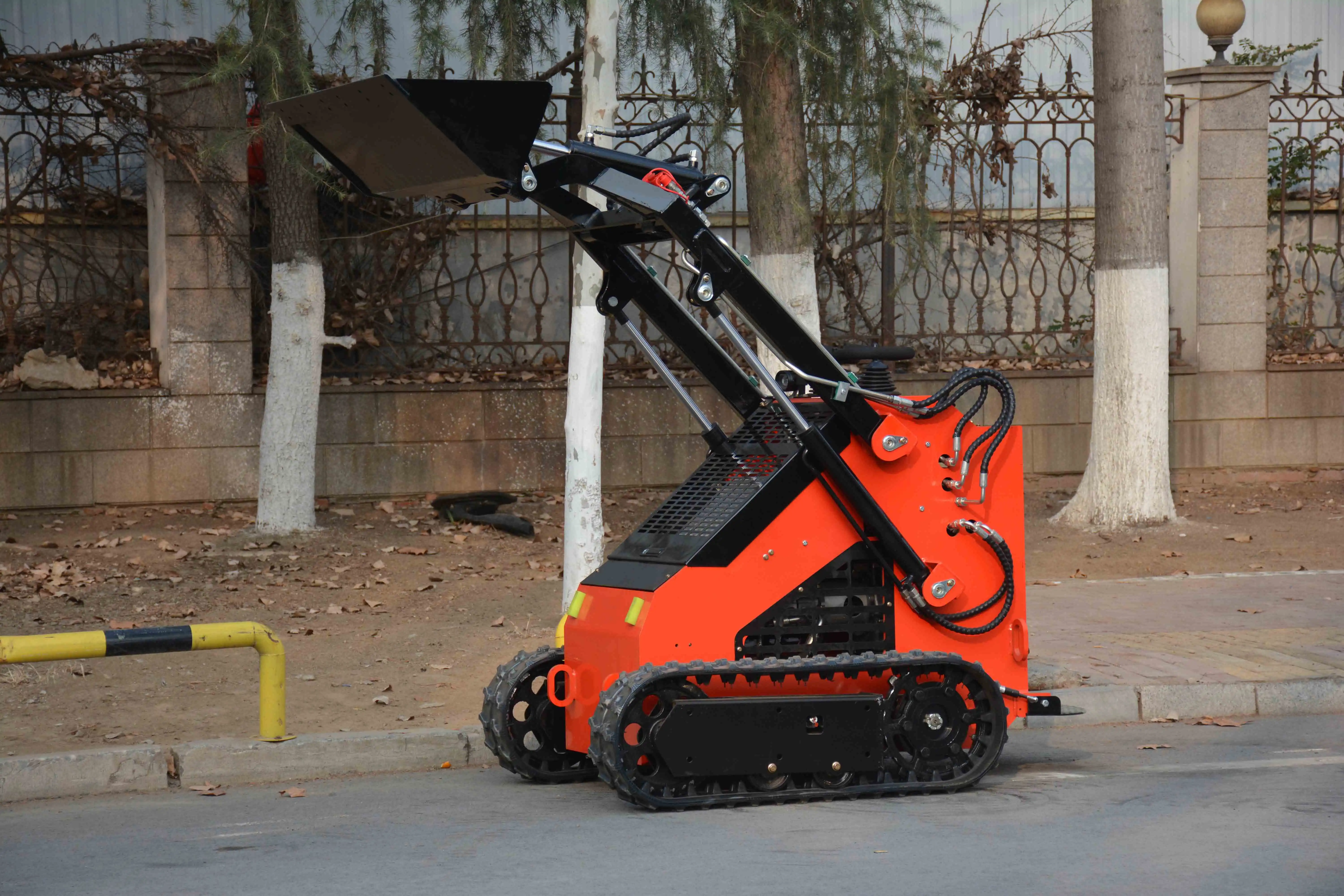 جرافة زاحفة مخصصة، جرافة انزلاقية توجيهية صغيرة، تستخدم للمزرعة العائلية والبناء، كشط التربة