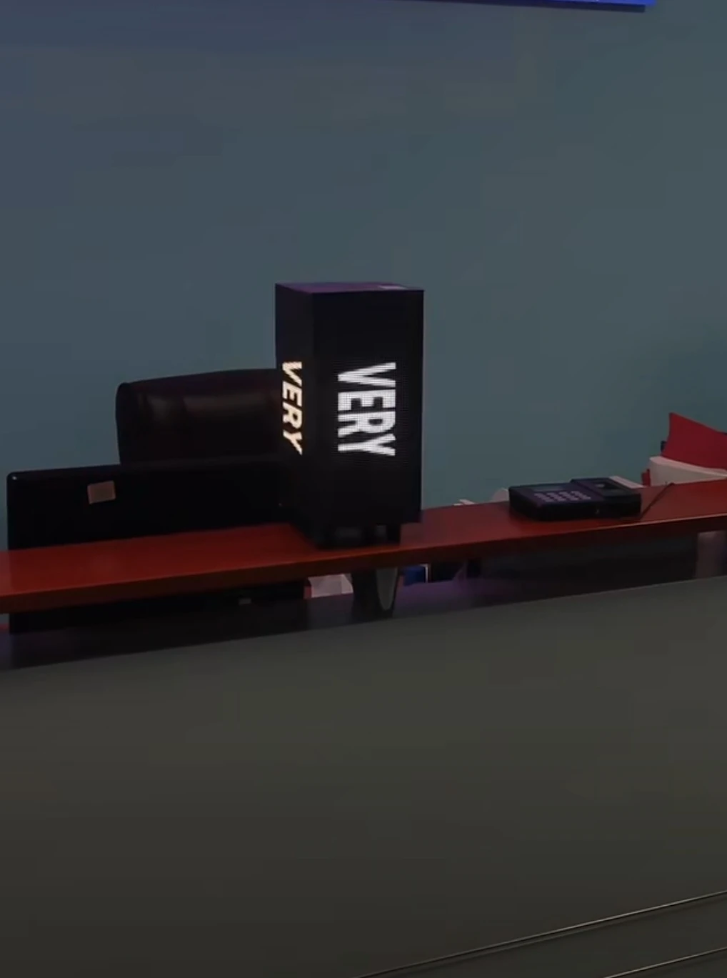 شاشة LED داخلية P1.86 للإعلان مكعب سحري صغير 960*160*160 مللي متر تحكم واي فاي تخصيص 3840 هرتز مشغل صوت فيديو