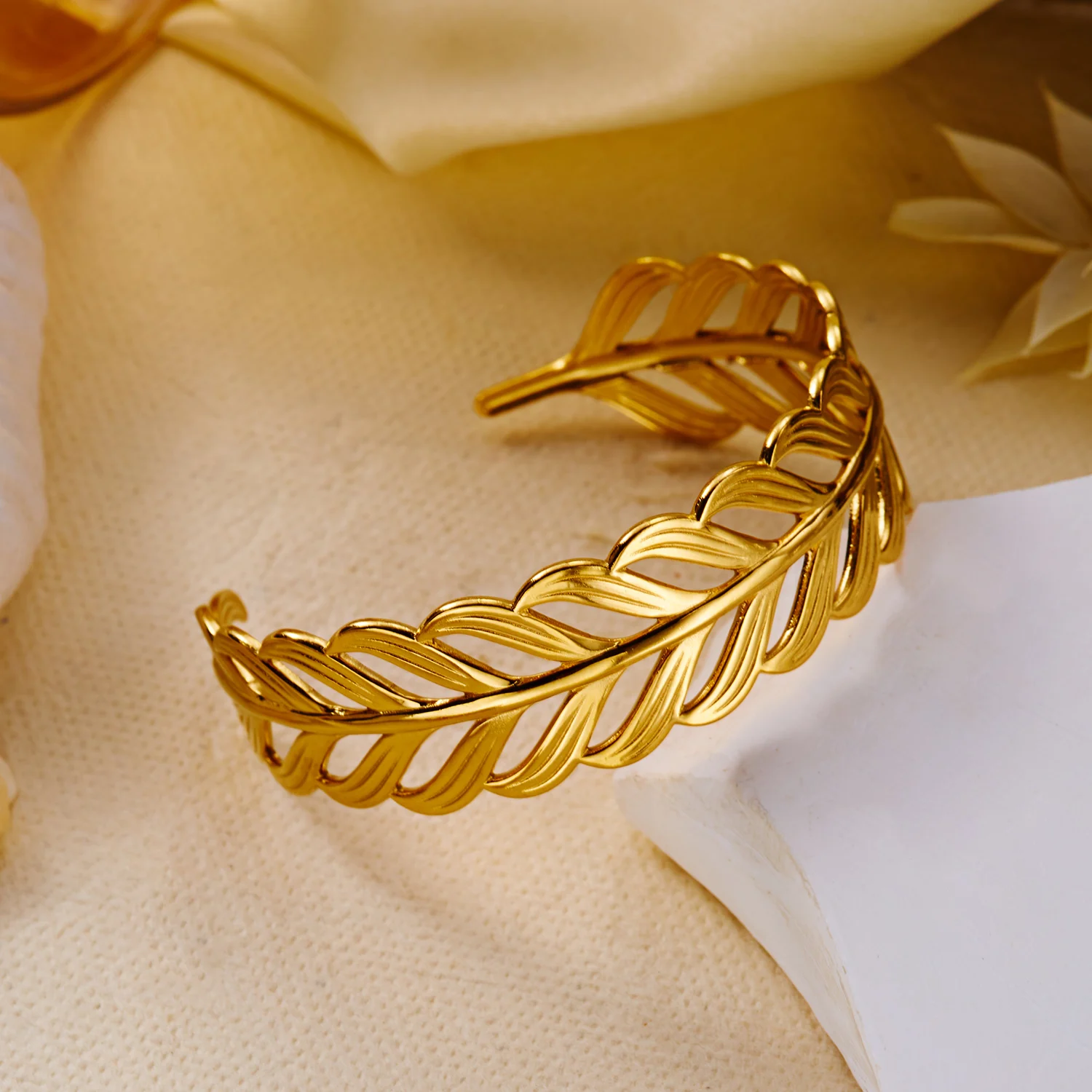 Dünner, gehämmerter, minimalistischer offener Armreif aus Edelstahl mit zarter matter Oberfläche, verstellbares Armband für Damen – Detail 10