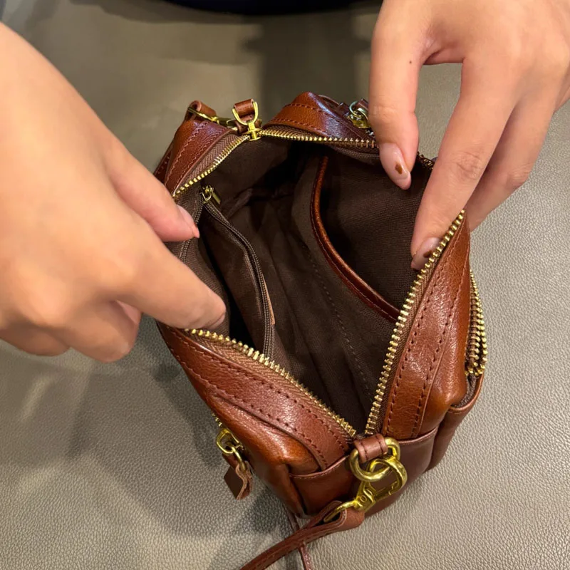 AETOO The genuine leather toast small square bag exudes a sense of luxury with multiple layers of cowhide. It is a versatile, li