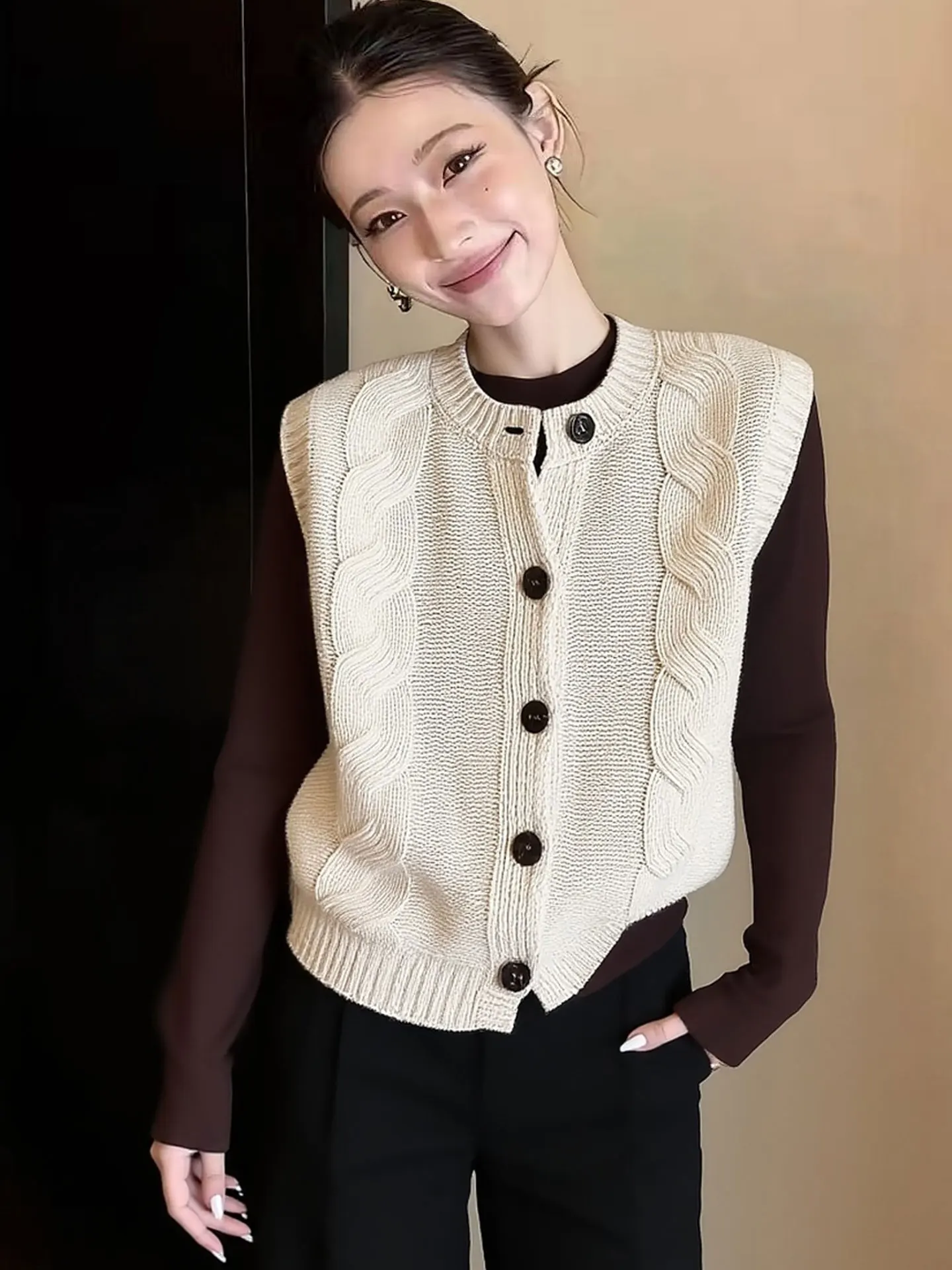 

Весна 2026: Элитный вязаный жилет с круглым вырезом, узором «косы», комфортный, средней мягкости, для повседневной носки, женская кофта