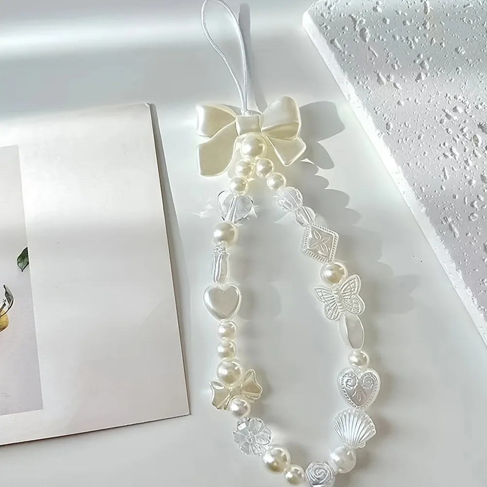 Elegancka smycz z białej perły z zawieszkami w kształcie motyla i serca, plastikowy pasek na nadgarstek z kokardką do identyfikatora i kluczy — zdjęcie 3