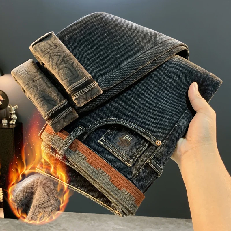 Modne jeansy męskie z nadrukiem na zimę 2025, odporne na zimno, z grubym polarem, odzież męska, elastyczne spodnie slim fit.