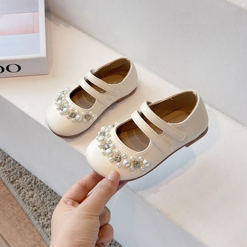 

2026, весенне-осенние кожаные туфли принцессы на мягкой подошве для девочек с жемчугом, модные нескользящие детские туфли на плоской подошве