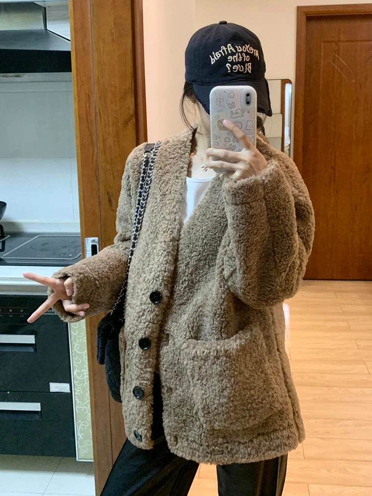 معطف شتوي نسائي من فرو الخروف الكوري الدافئ بتصميم كسول وأنيق مع ياقة عالية مصنوع من ألياف البوليستر