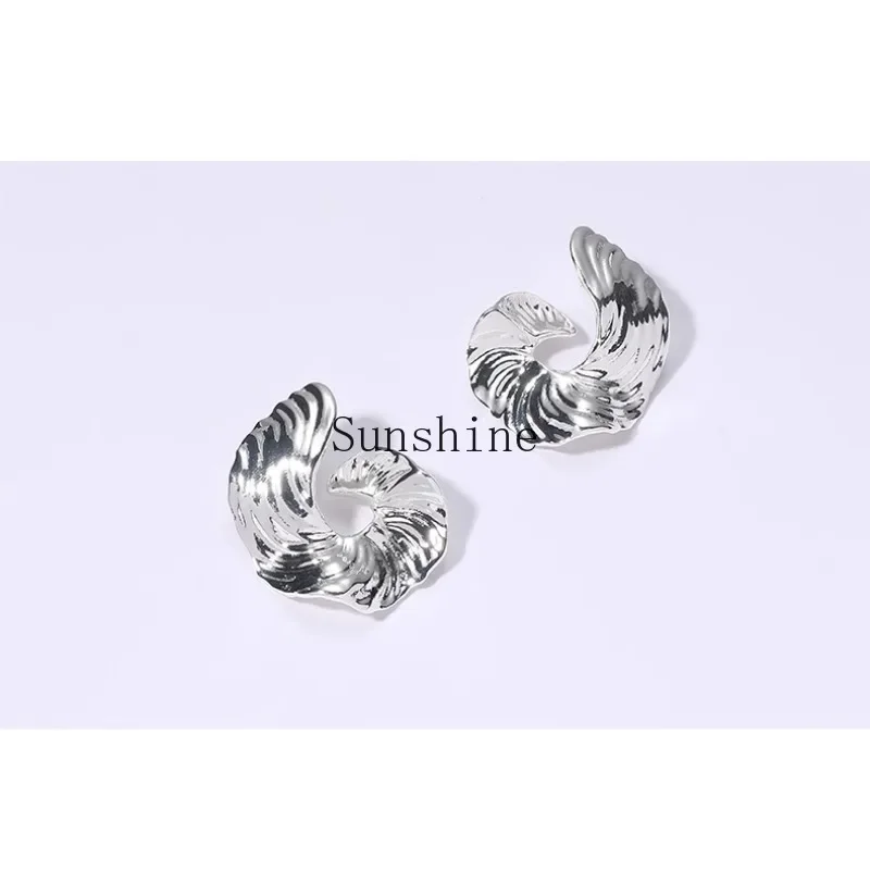 

Temperament exaggerated irregular metal pleated earrings, unique design sense earrings