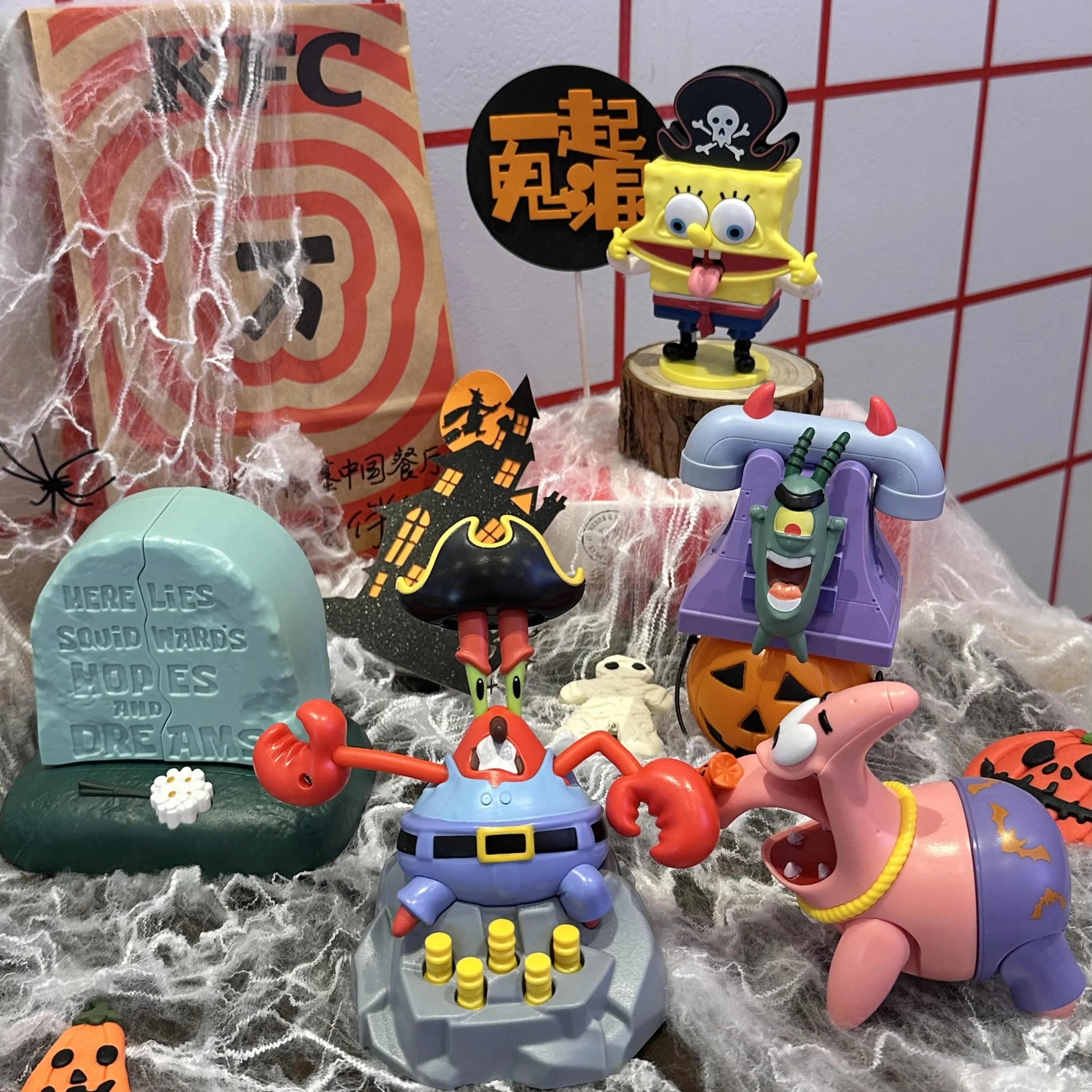 2024 KFC esponja de Halloween bebé pantalones cuadrados juguete pulpo pastel gran estrella Pi jefe cangrejo jefe Kawaii decoración de escritorio regalos de cumpleaños